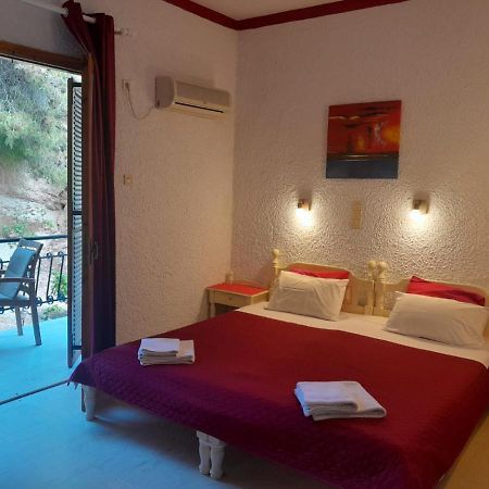 Artemis Rooms Agia Marina  Esterno foto
