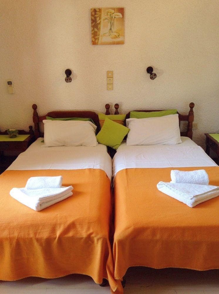 Artemis Rooms Agia Marina  Esterno foto