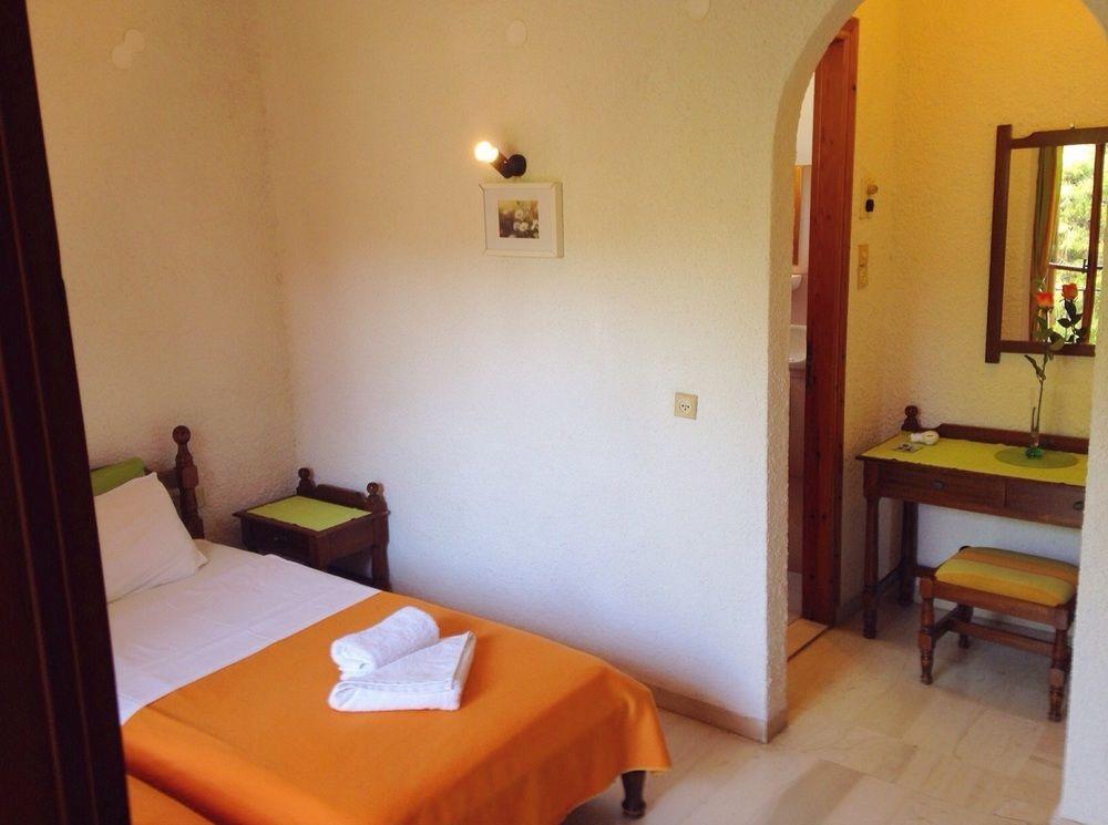 Artemis Rooms Agia Marina  Esterno foto
