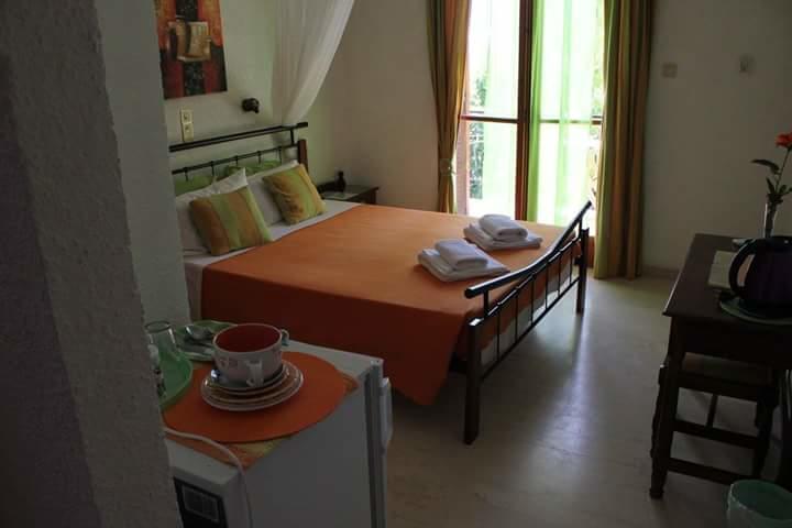 Artemis Rooms Agia Marina  Esterno foto