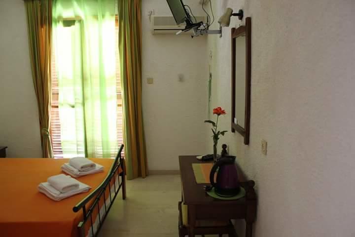 Artemis Rooms Agia Marina  Esterno foto